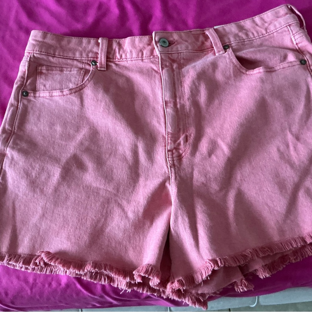 NWT AMERICAN EAGLE PINK MOM JEANS SHORTS FRAYED SIZE 16